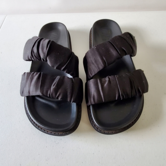 Zara Pleated Ruffle Straps Slides Size 40 US 9 Black Casual Lug Sole Sandals - Picture 1 of 16